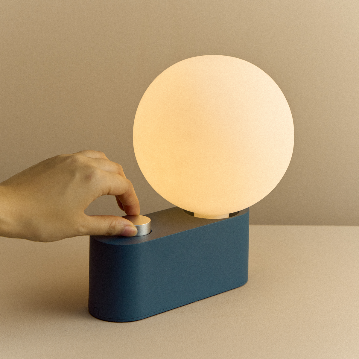 Alumina Lamp in Sapphire, close-up