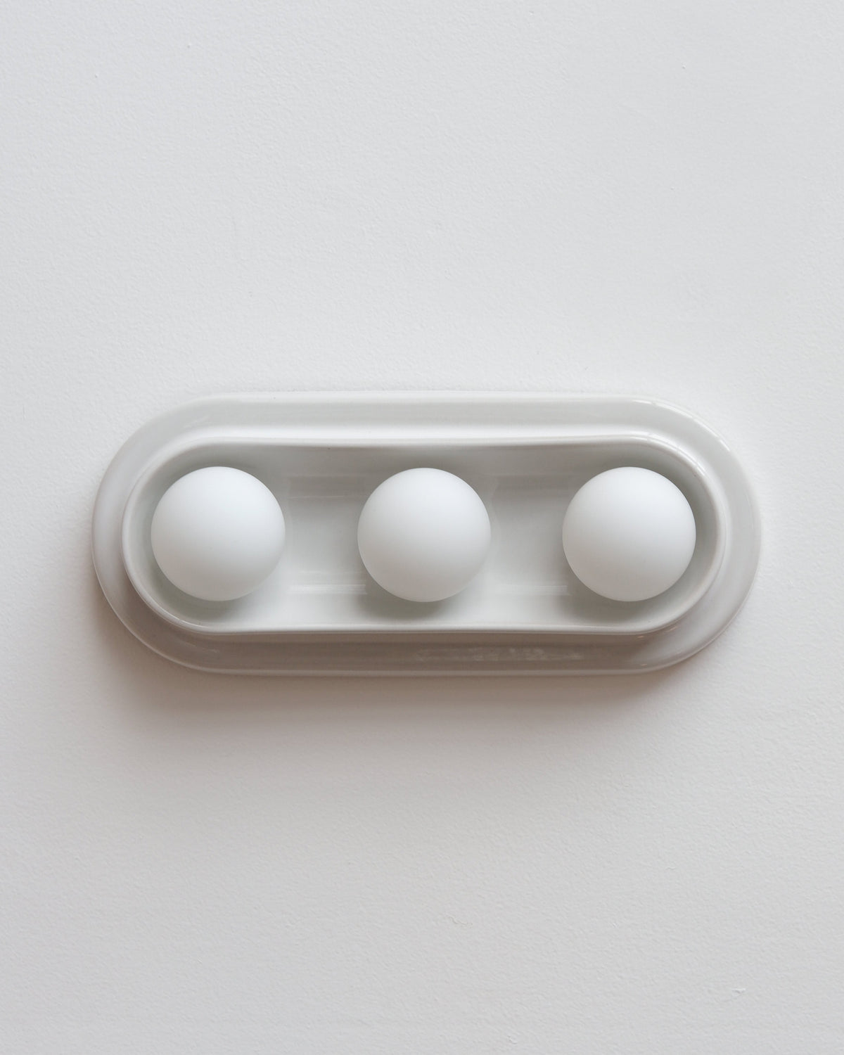Q Triple Sconce in White Glossy, mounted horizontally