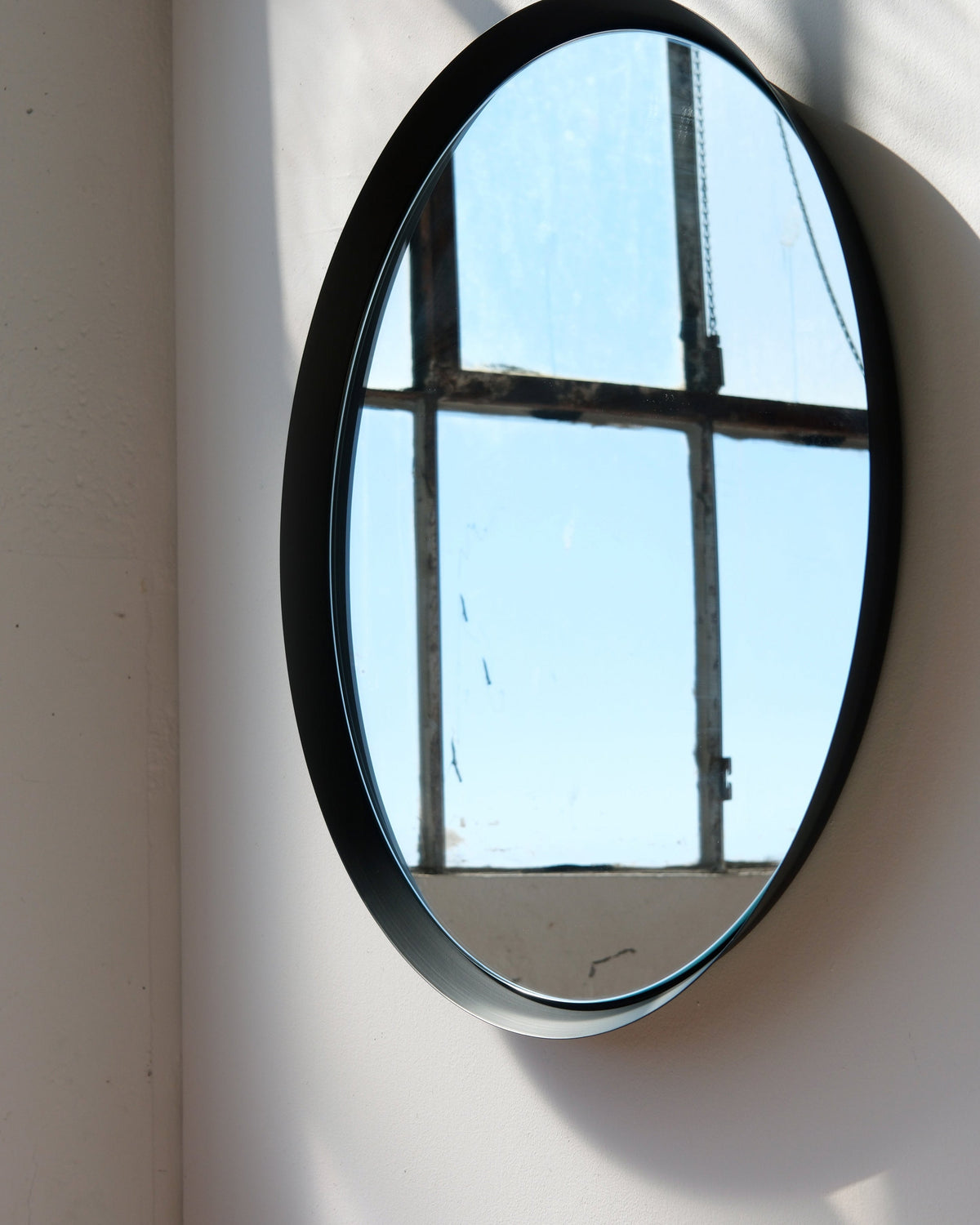 Kendrick Round Mirror in Black, room setting
