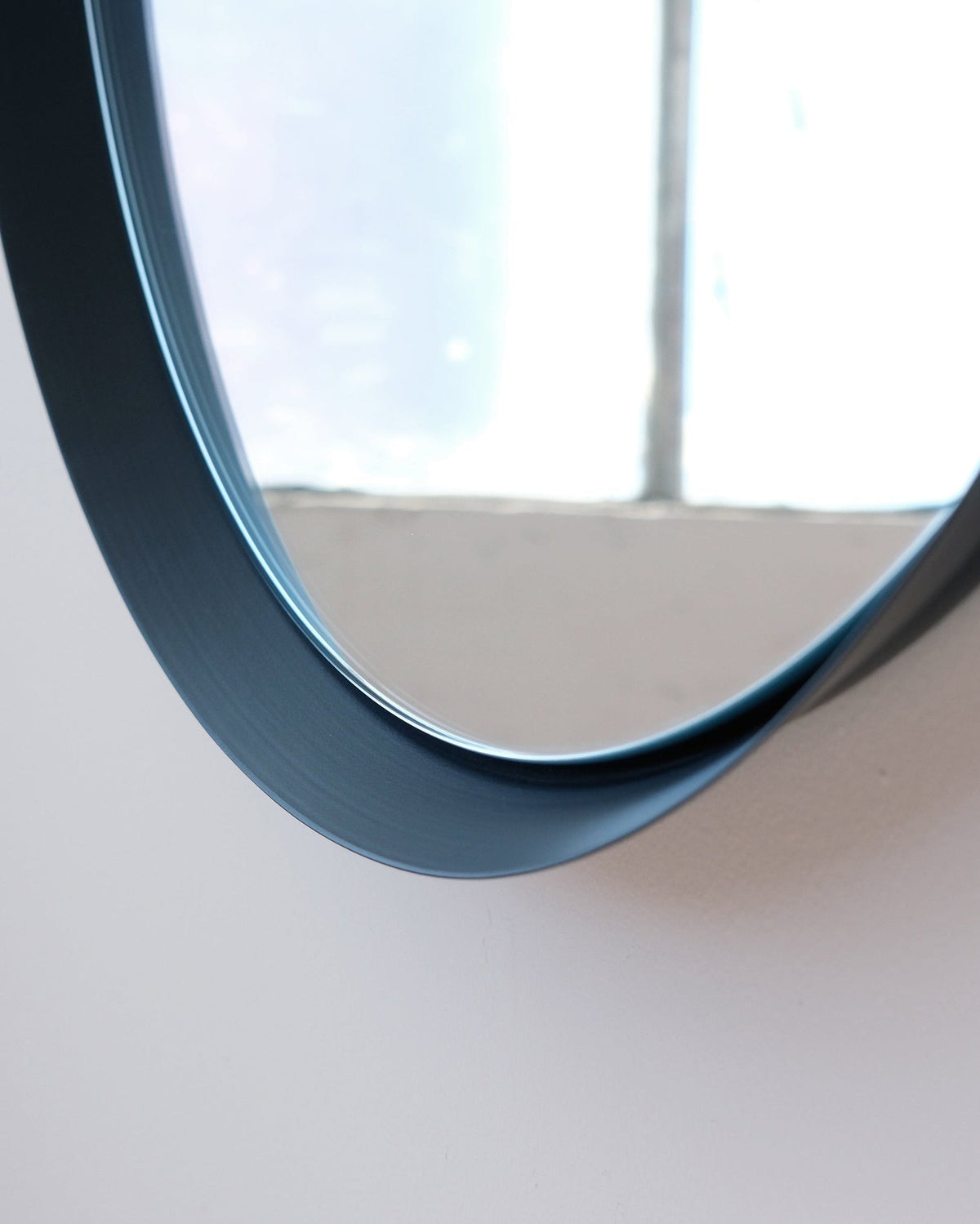 Kendrick Round Mirror in Black, close up of the frame