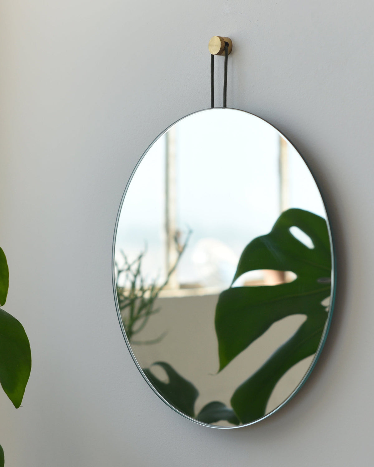 Lure Round Mirror, room setting