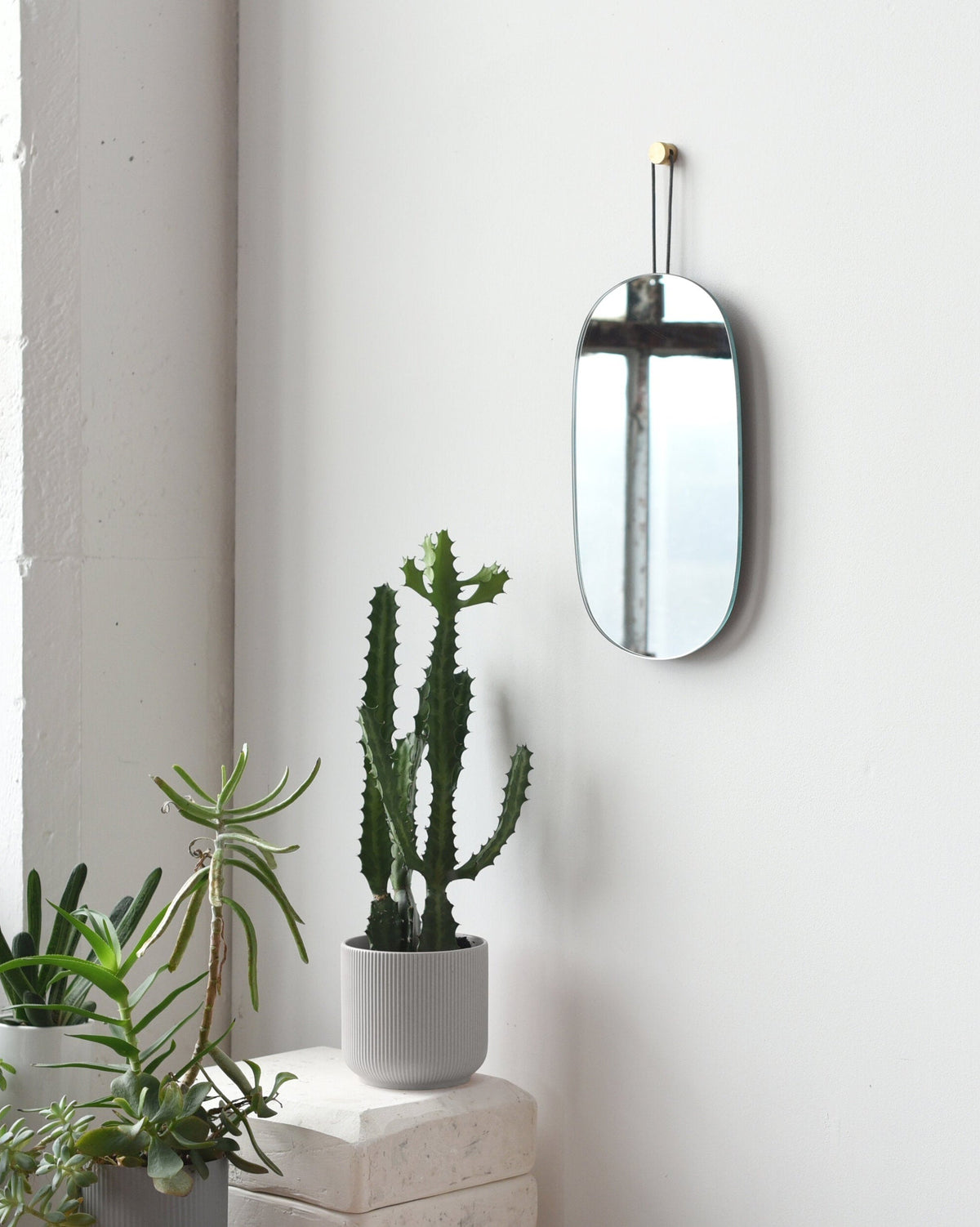 Lure Oval Mirror, room setting