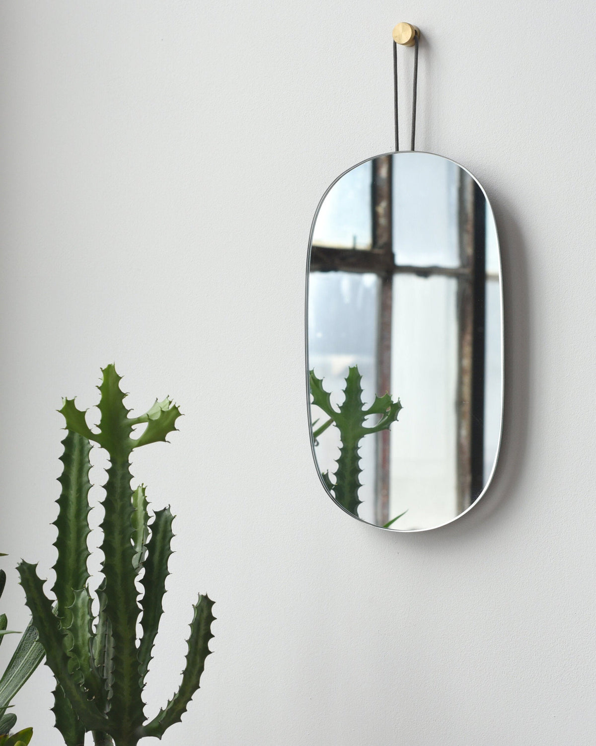 Lure Oval Mirror, close up